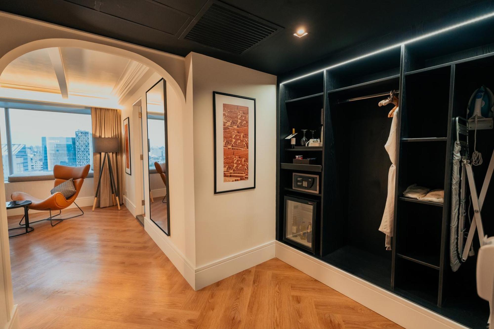 Casa Andina Premium Miraflores 리마 외부 사진 A walk-in wardrobe