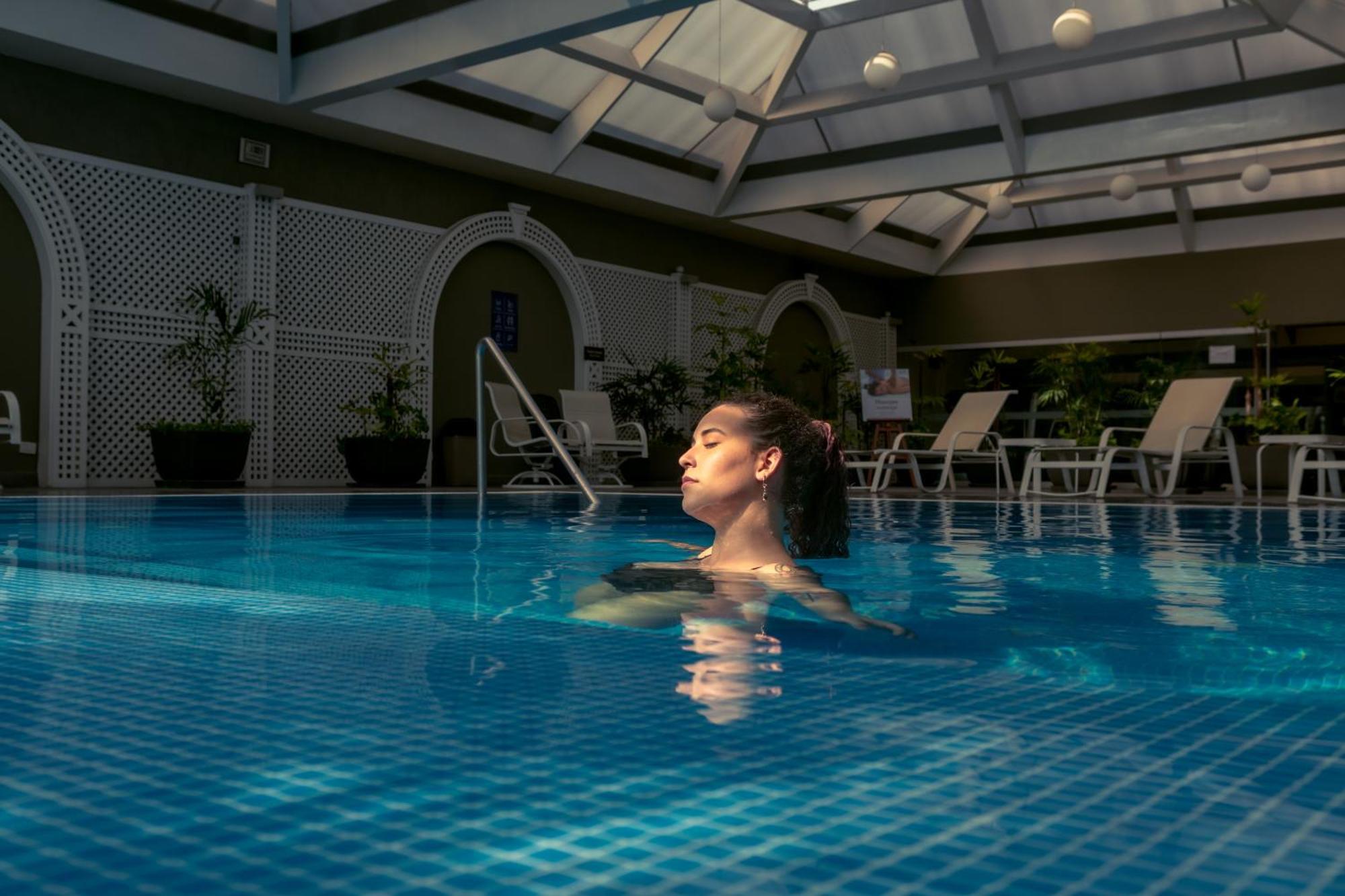 Casa Andina Premium Miraflores 리마 외부 사진 A woman swimming in a pool