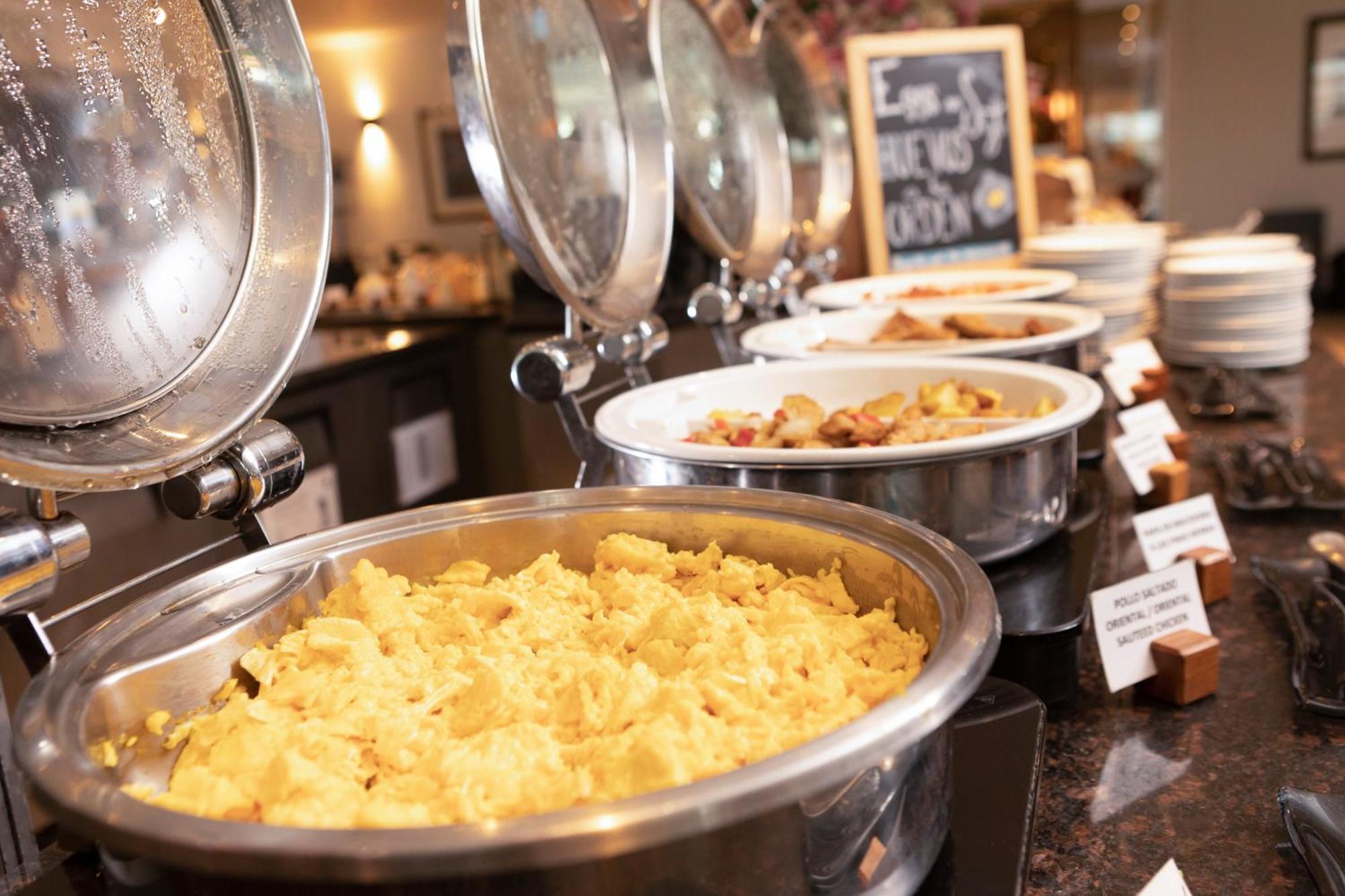 Casa Andina Premium Miraflores 리마 외부 사진 A chafing dish filled with food