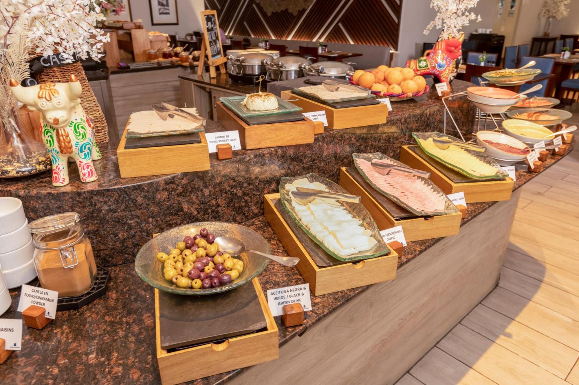Casa Andina Premium Miraflores 리마 외부 사진 A buffet at a hotel