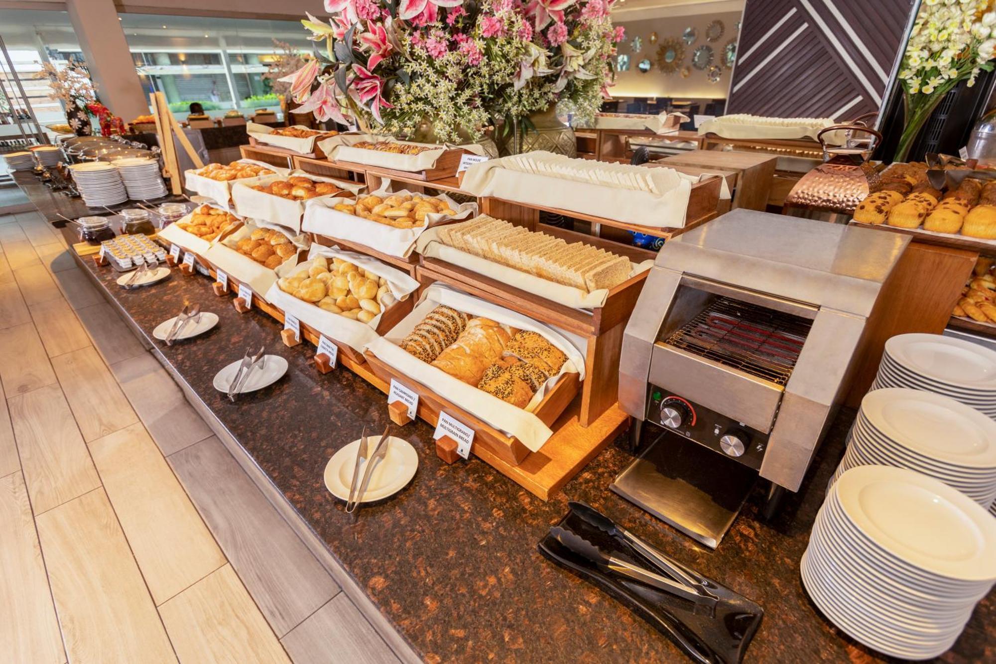 Casa Andina Premium Miraflores 리마 외부 사진 A buffet at a hotel