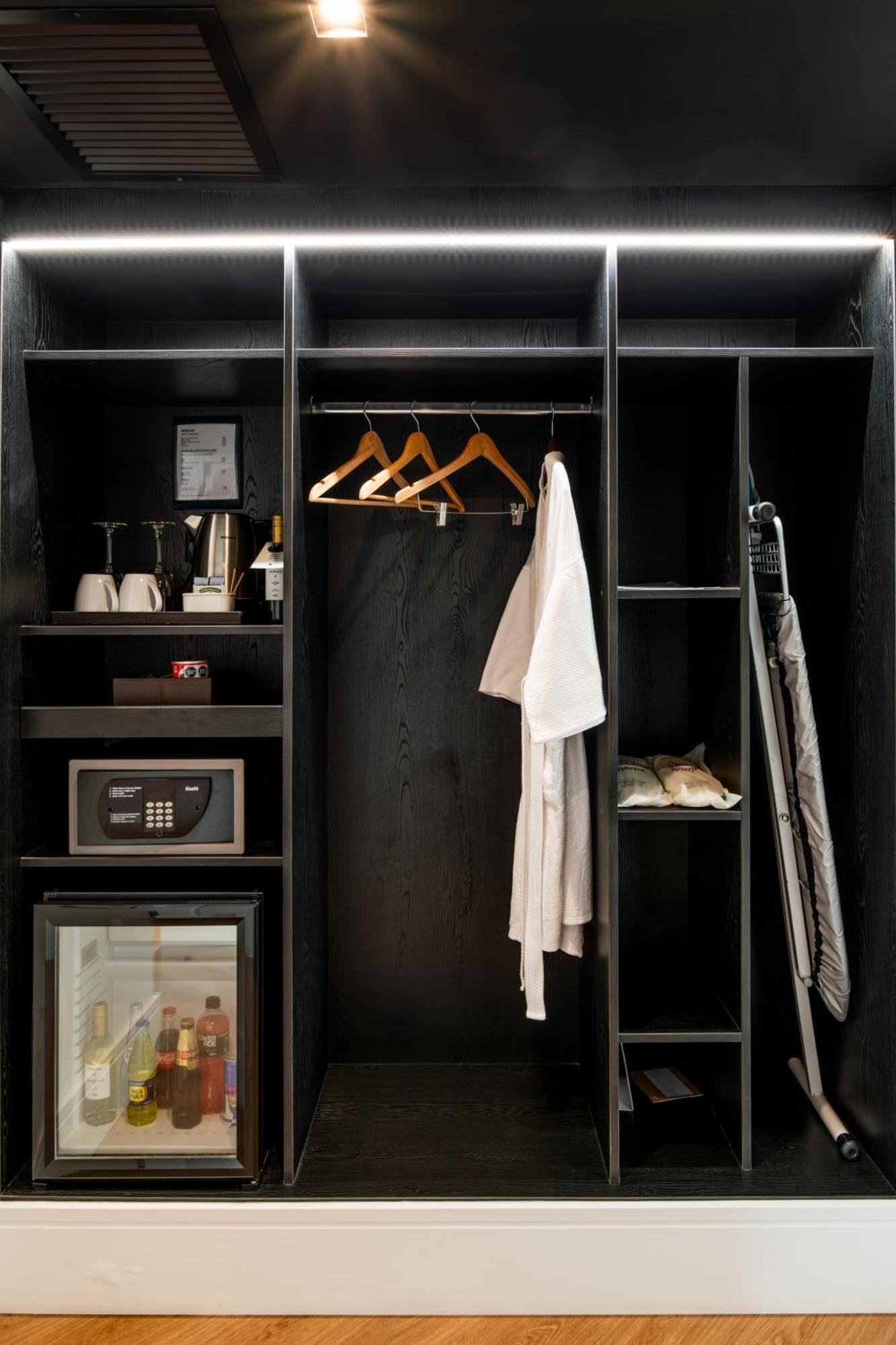 Casa Andina Premium Miraflores 리마 외부 사진 A wardrobe